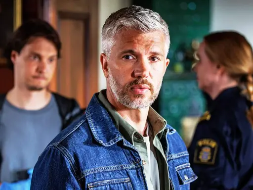 Alexander utreder ett mord i Sandhamn. Han ser fundersam ut.