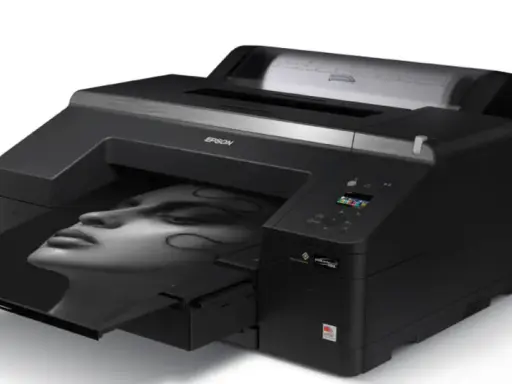 Czarna drukarka Epson tworzy wydruk wysokiej jakości fotograficznej z wizerunkiem twarzy.
