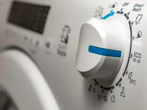 Manopola bianca con indicatori per programmi di lavaggio, tra cui "Smart Touch" e "ECO 40-60". Ideale per il lavaggio delicati lavatrice.