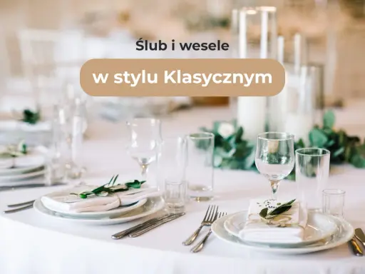 Eleganckie nakrycie stołu na wesele w stylu klasycznym. Biały obrus, szkło, zielone gałązki i menu tworzą wyrafinowaną atmosferę.