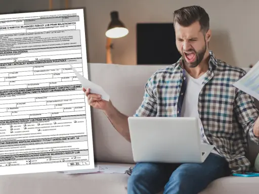 Mężczyzna z wściekłą miną trzyma dokumenty i laptopa, próbując zrozumieć formularz SD-Z2.