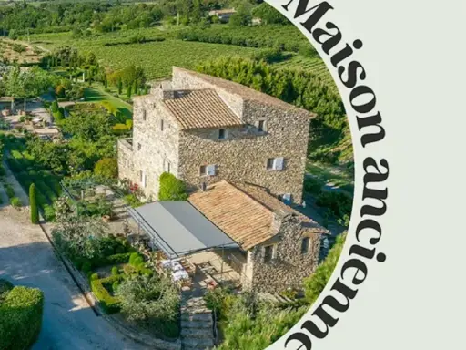 Magnifique maison provençale en pierre, entourée de jardins luxuriants, de vignobles et d'une piscine.