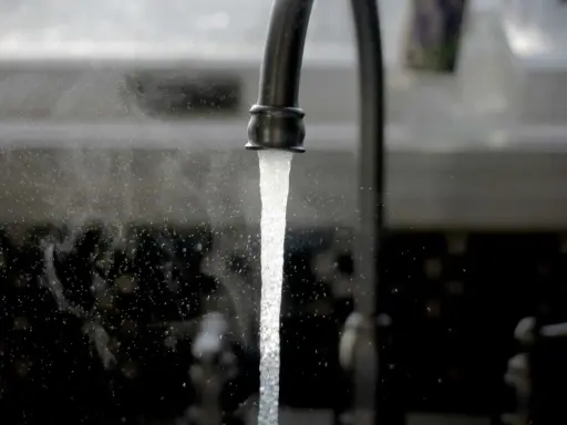 Un robinet verse de l'eau. Vous vous demandez comment connaitre la dureté de l'eau dans sa commune ? Renseignez-vous auprès de votre mairie ou sur le site de votre distributeur d'eau.