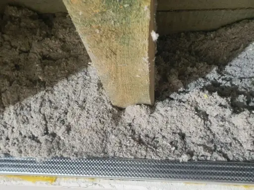 Izolacja z celulozy, która to materiał ekologiczny, wypełnia przestrzeń między drewnianymi belkami.