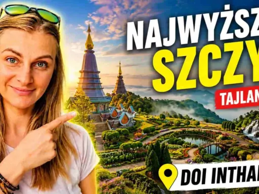 Uśmiechnięta kobieta wskazuje na Doi Inthanon, najwyższy szczyt Tajlandii, z pięknymi ogrodami i wodospadami w Chiang Mai.