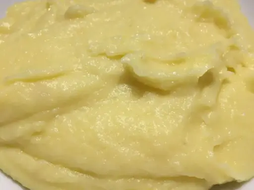 Un cremoso pure di patate, soffice e invitante, pronto per essere gustato.