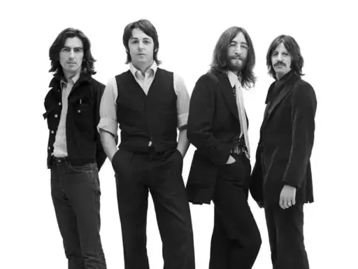Les quatre membres des Beatles posent pour une photo en noir et blanc.