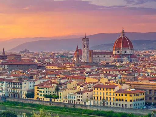 Firenze al tramonto: la cupola del Duomo e Palazzo Vecchio. Ideale per scoprire cosa fare a Firenze weekend.