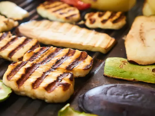Gdzie kupić ser halloumi? Od dyskontu po delikatesy pełny przewodnik