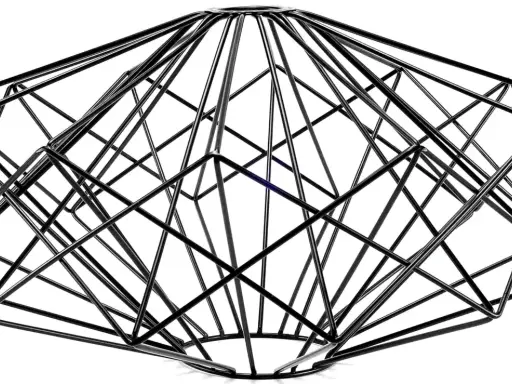 Geometryczny abażur druciany w kształcie diamentu. Nowoczesna, ażurowa konstrukcja z czarnego metalu.