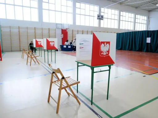 Puste krzesła czekają na wyborców w sali gimnastycznej, która służy jako lokal wyborczy.