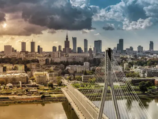 Warszawa słynie z nowoczesnej panoramy miasta z mostem Siekierkowskim i wieżowcami w tle, nad rzeką Wisłą.