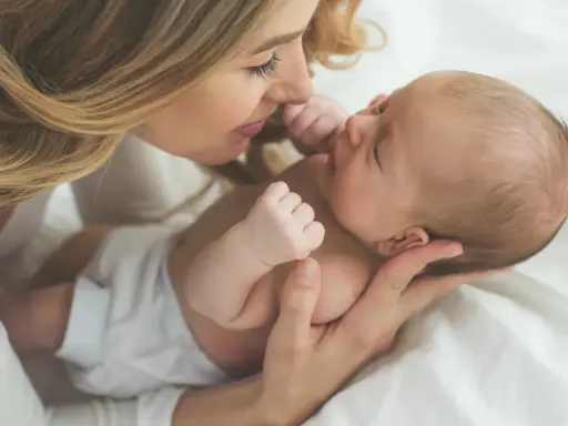 Delikatna mama tuli noworodka. Odruch moro do kiedy jest normalny?