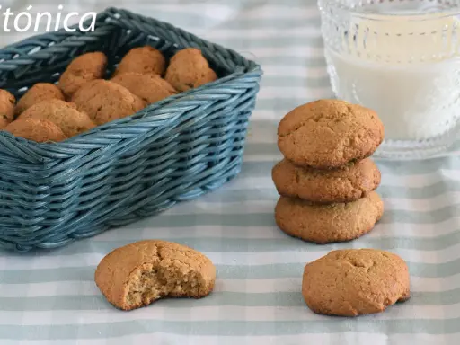 Deliciosas galletas de jengibre navideñas, recién horneadas y listas para disfrutar.