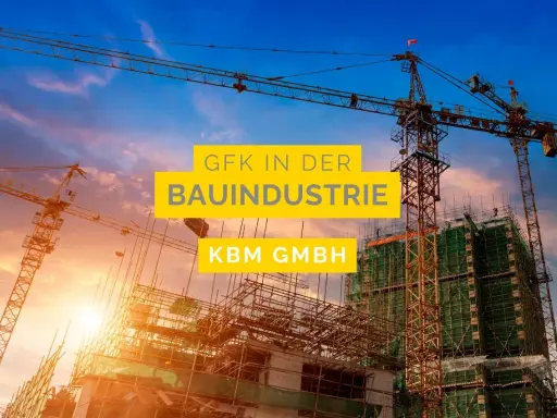 Baustelle mit Kränen im Sonnenuntergang. Gelbe Textfelder: "GFK IN DER BAUINDUSTRIE" und "KBM GMBH". GFK Erfahrungen in der Bauindustrie.