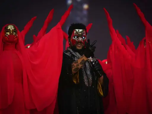 The Weeknd Sverige: artisten med mask och röda dansare på scen.