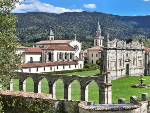 Serra San Bruno: cosa vedere? L'imponente Certosa di Santo Stefano, con i suoi chiostri, giardini e la chiesa, incastonata tra le montagne calabresi.