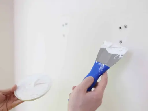 Maintenant, je vais reboucher ce trou dans le mur avec de l'enduit.