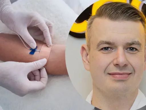 Doświadczony lekarz nadzoruje podanie kroplówki nawadniającej.