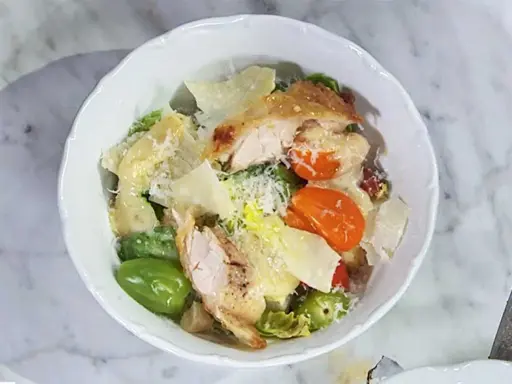 En härlig caesarsallad med kyckling, parmesan och en krämig caesarsallad dressing.
