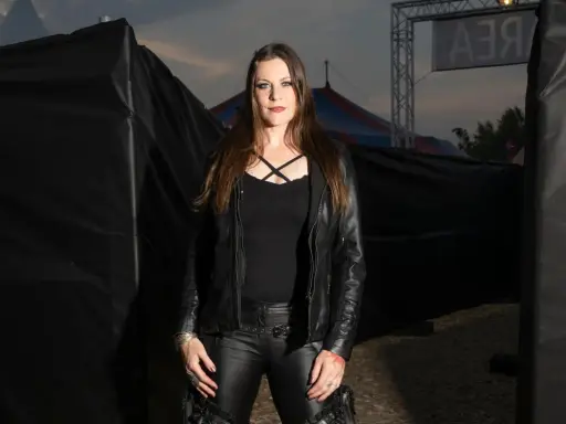 Floor Jansen, klädd i svart skinn, står framför en cirkustält. Hon pratar svenska.