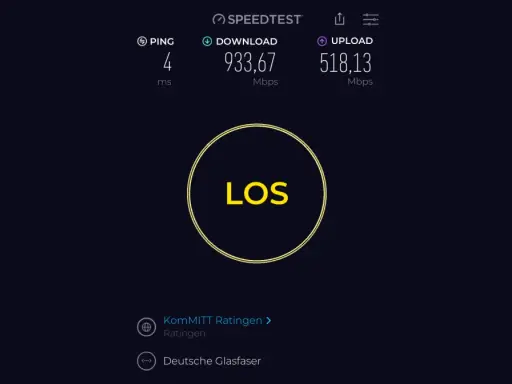 Speedtest zeigt 933,67 Mbps Download, fast 1000 mbit leitung. Ping 4 ms, Upload 518,13 Mbps.