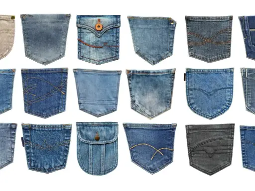 En samling av olika sorters fickor i denim och andra tyger, med varierande sömmar och detaljer.