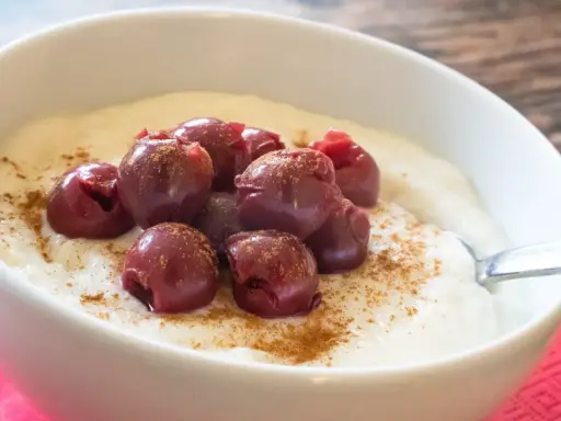 Cremiger Grießbrei mit Kirschen und Zimt. Ob Grießbrei gesund ist, hängt von den Zutaten ab, aber diese Variante sieht lecker aus!