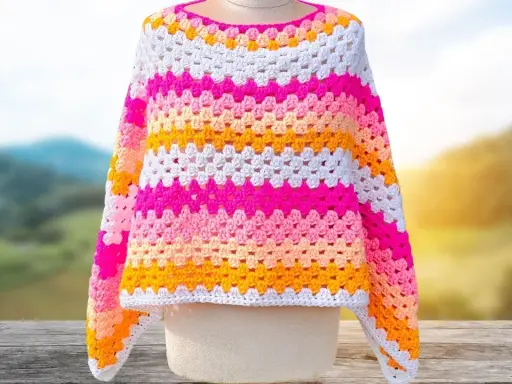 Poncho de lana a crochet, con rayas de colores vibrantes. Aprende como hacer un poncho de lana fácil y rápido.
