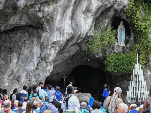 Pielgrzymi gromadzą się przed Grotą Massabielle w Lourdes, by złożyć modlitwę do Matki Bożej z Lourdes o uzdrowienie.