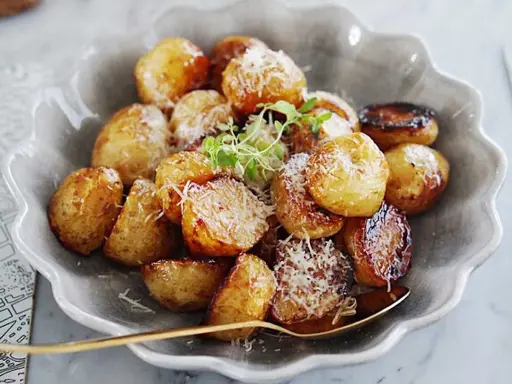 Ugnsrostade småpotatisar med parmesan och örter. Ett perfekt potatis recept för alla tillfällen.