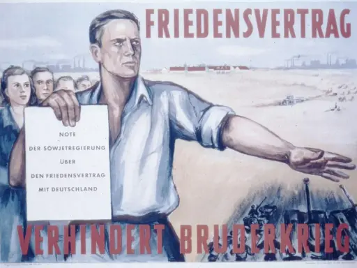 Propagandaplakat: Mann hält "Note der Sowjetregierung über den Friedensvertrag mit Deutschland". Die stalin note karikatur zeigt, wie ein Friedensvertrag Bruderkrieg verhindert.