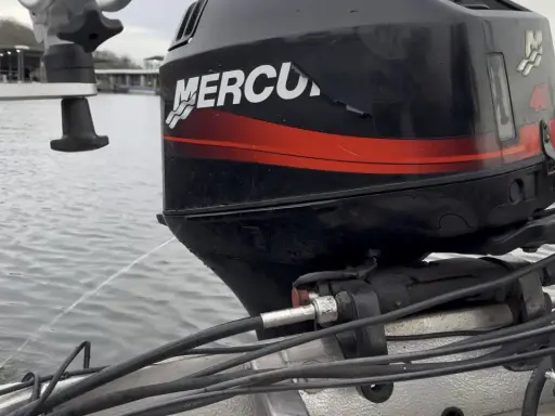Moteur Mercury 40 hors-bord en marche, jet d'eau de refroidissement. Un moteur serré peut-il démarrer ? L'eau coule, le moteur tourne.