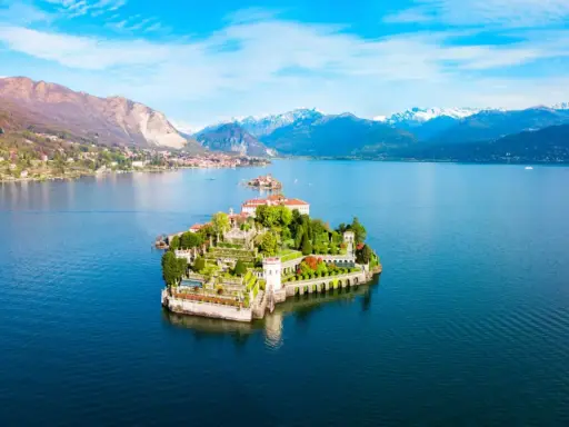 Isola Bella sul Lago Maggiore, uno dei laghi in Italia da visitare, con montagne innevate sullo sfondo.