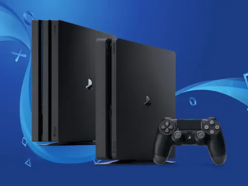 Dwie konsole PS4 i kontroler. Gracze zastanawiają się, kiedy serwery PS4 zostaną wyłączone, ciesząc się grami.