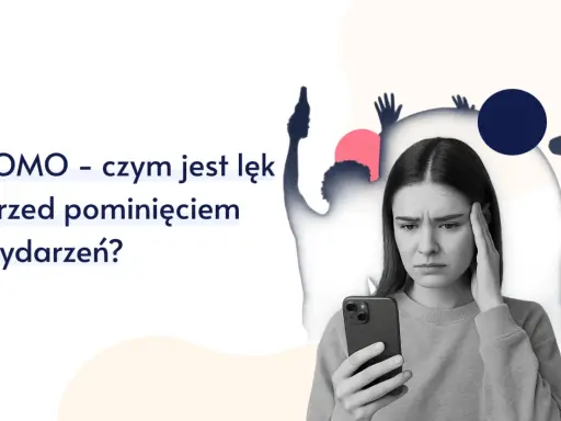 Młoda kobieta zmartwiona przegląda telefon, podczas gdy w tle widać sylwetki bawiących się ludzi. FOMO - czym jest lęk przed pominięciem wydarzeń?