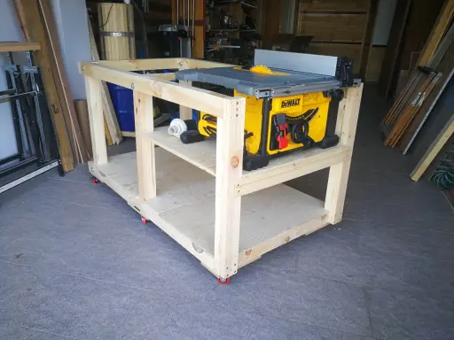 Banco de trabajo casero con sierra de mesa DeWalt. Aprende como hacer un banco de trabajo robusto y móvil para tu taller.