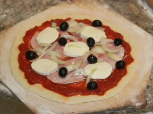 Pizza maison facile: pâte toute prête, goût pro garanti!