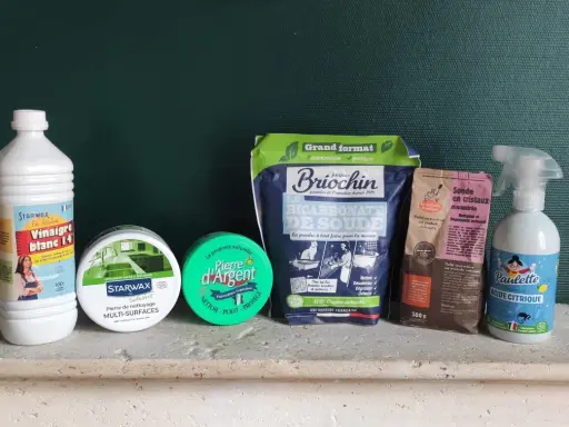 Vinaigre blanc, bicarbonate de soude, pierre d'argent, soude en cristaux et acide citrique : des produits pour dissoudre le calcaire et nettoyer la maison.
