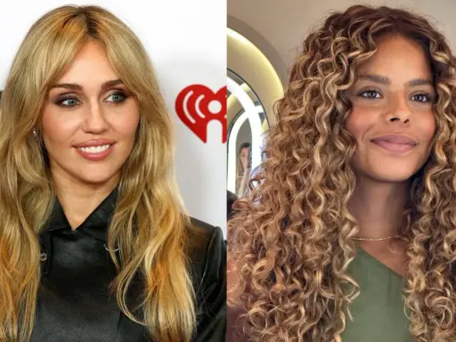 Dos mujeres con cabello rubio miel. Una con pelo liso y otra con rizos voluminosos.