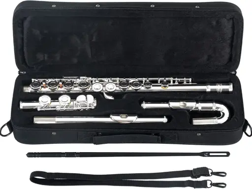 Étui ouvert noir contenant un instrument à vent argenté, une flûte traversière, ses pièces et accessoires de nettoyage.