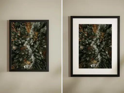 Två inramade bilder av en skog med en slingrande flod. Den ena utan passepartout, den andra med.