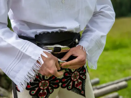 Spodnie góralskie, zwane portkami, z ozdobnymi haftami i pasem z klamrą.