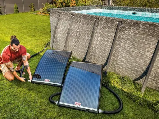 Man kopplar solceller till poolen för att värma upp vattnet.