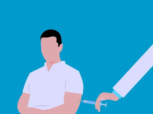 En person får ett vaccin. En läkare ger en injektion, kanske för att skydda mot gula febern.