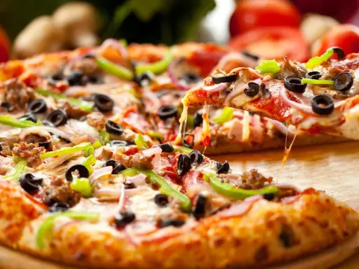 Aromatyczna pizza z mnóstwem dodatków, ciągnącym serem i chrupiącym ciastem. To najlepsza pizza przepis, jaki kiedykolwiek próbowałeś!