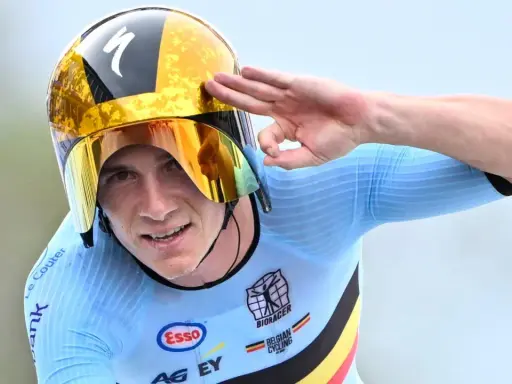 Rad-WM: Ein Radfahrer im belgischen Trikot salutiert, bereit für den Zeitplan.