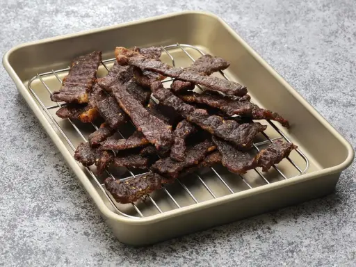 Suszone plastry wołowiny na kratce w blaszce. Idealne do domowego beef jerky przepis.