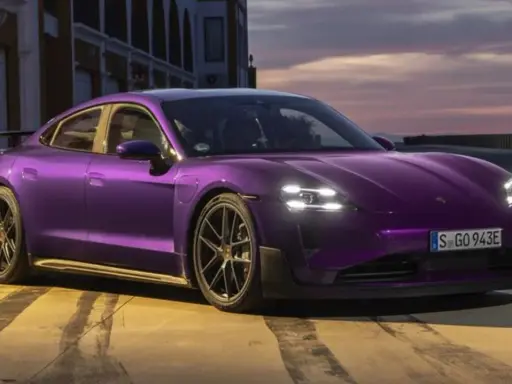 Ein violetter Porsche Taycan, ein Meisterwerk der Elektromobilität, steht im Abendlicht. Verschiedene Porsche Taycan Modelle begeistern mit ihrem Design.