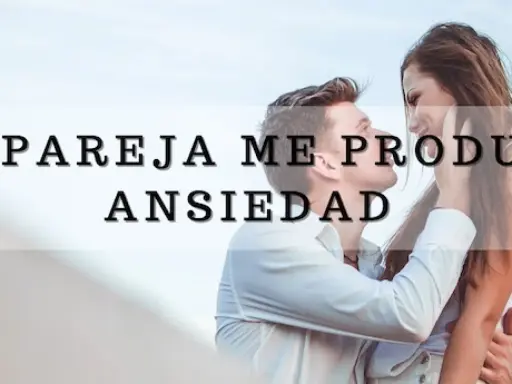 Pareja se mira con ternura, pero la ansiedad puede hacer que mi pareja se aleje.